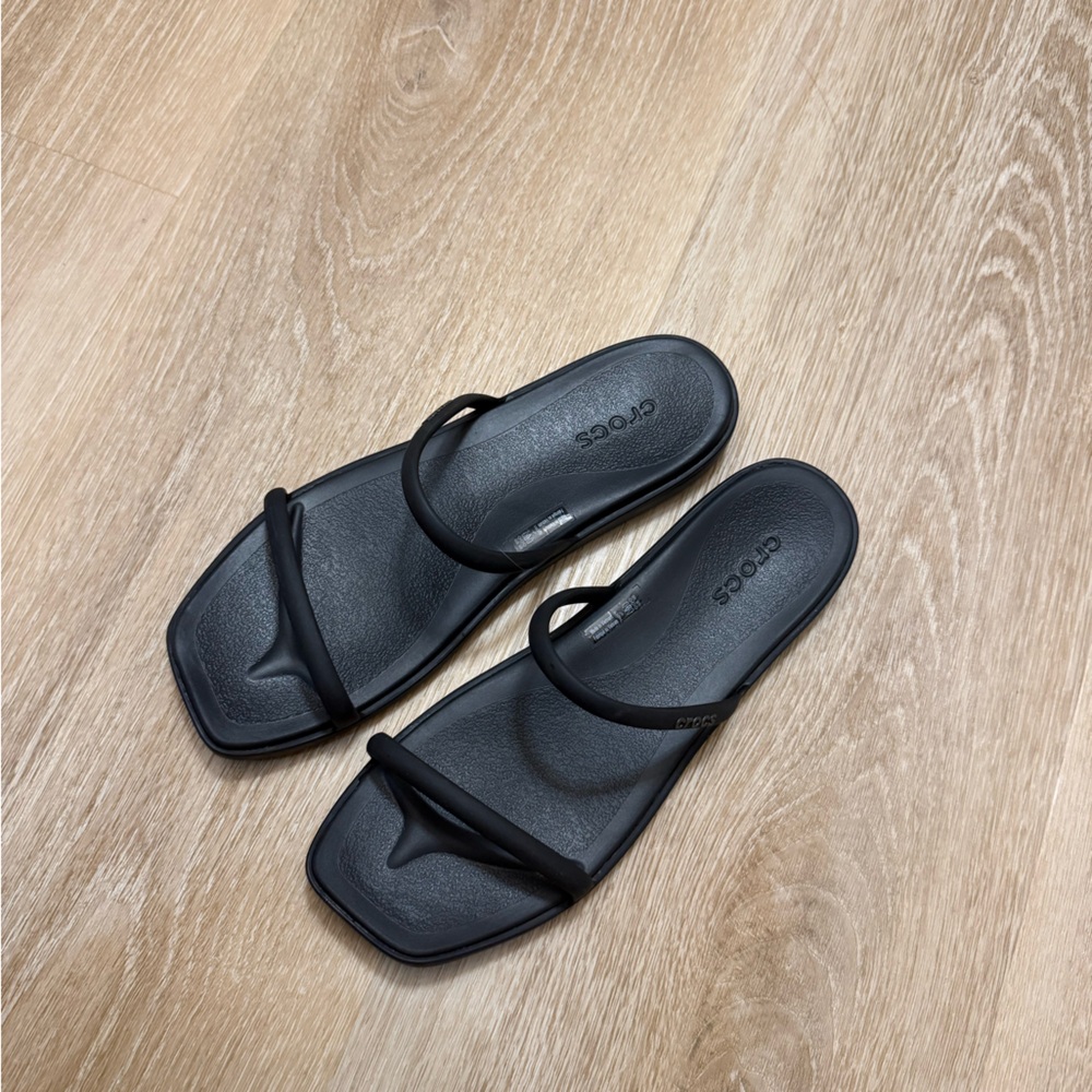 NEW CROCS Women’s Miami Two Strap Sandals Black Size W7 - Picture 2 of 3